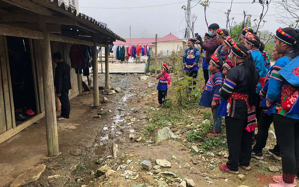 Phụ nữ chỉ đứng ngoài khi đàn ông thực hiện các nghi lễ quét ma. Vui nhộn lễ quét ma của người Phù Lá -0