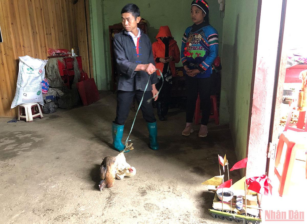 Mâm cúng đặt sẵn ngoài cửa chờ thầy cúng làm lễ sau khi đã quét ma xong. Vui nhộn lễ quét ma của người Phù Lá -0