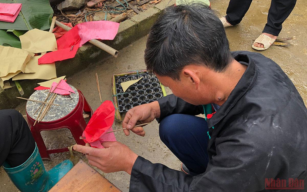 Làm đồ cúng đặt trên mâm lễ. Vui nhộn lễ quét ma của người Phù Lá -0