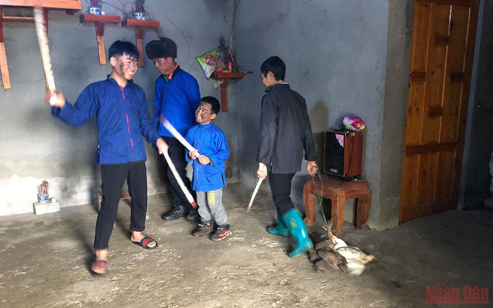 Những người quét ma sẽ chạy thành vòng tròn ở nhà chính trước khi "quét" khắp các góc nhà. Vui nhộn lễ quét ma của người Phù Lá -0