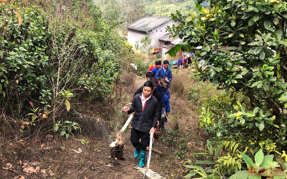 Đoàn lễ đi đến từng nhà trong thôn. Vui nhộn lễ quét ma của người Phù Lá -0