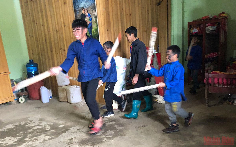 Các bé trai sẽ vừa chạy vừa hò hét, khua kiếm khắp nhà để đuổi con ma ra ngoài. Vui nhộn lễ quét ma của người Phù Lá -0