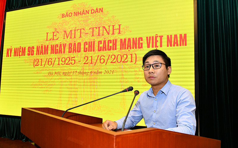 Phóng viên Lê Tú thay mặt thế hệ trẻ phát biểu. Lễ kỷ niệm 96 năm Ngày Báo chí Cách mạng Việt Nam -0