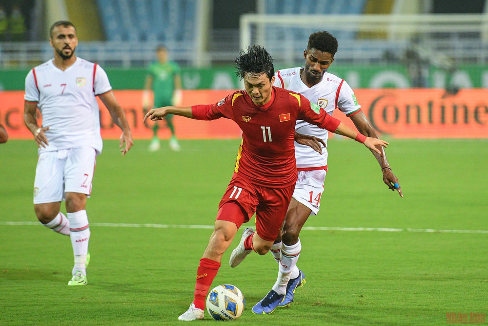 Tuấn Anh chốt chặn ở tuyến giữa. (Ảnh: THÀNH ĐẠT) (Hiệp 2) Việt Nam 0-1 Oman: Bàn thua bất ngờ -0