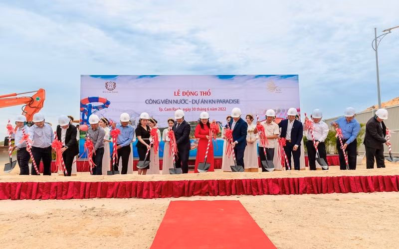 Đại diện chủ đầu tư cùng đối tác thực hiện nghi thức động thổ công viên nước tại Dự án KN Paradise.