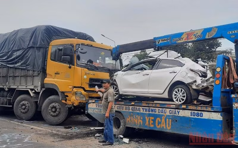 Vụ tai nạn khiến xe ô-tô biển số 60A-581.75 bị biến dạng.