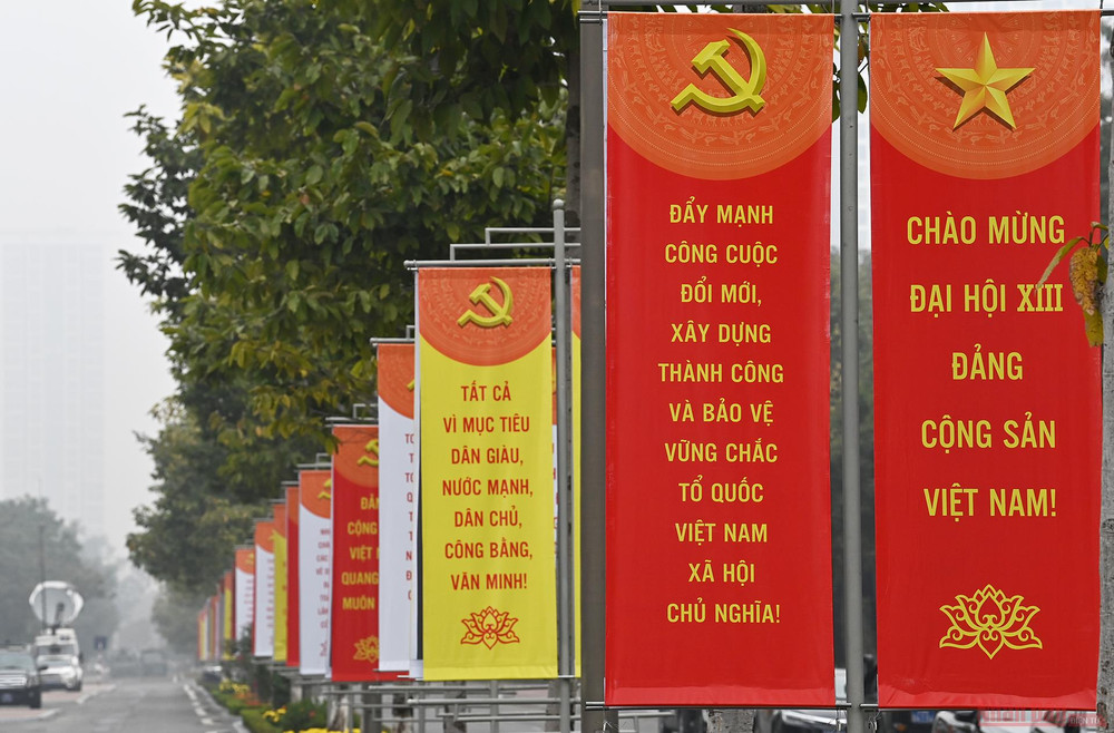 Các tuyến đường dẫn vào Trung tâm hội nghị đều được treo băng-rôn, khẩu hiệu chào đón sự kiện trọng đại của Đảng và đất nước. Sẵn sàng cho sự kiện trọng đại của Đảng và đất nước -1