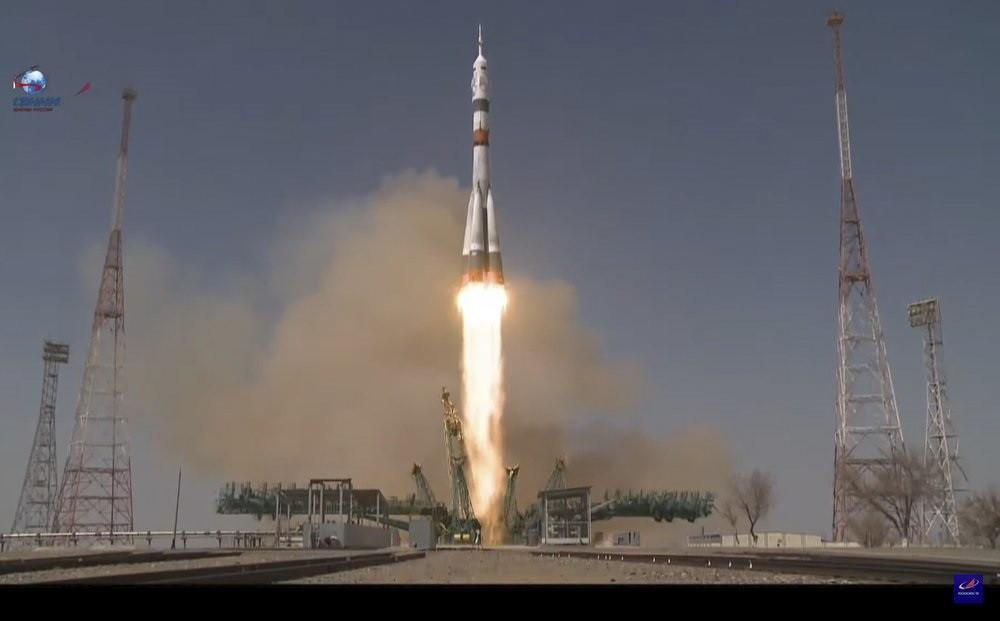 Ảnh cắt từ video do Cơ quan Vũ trụ Roscosmos công bố: tên lửa đẩy Soyuz-2.1a đã phóng thành công tàu vũ trụ Soyuz MS-18 chở phi hành đoàn ba người lên Trạm vũ trụ quốc tế ngày 9-4. Ba nhà du hành vũ trụ Mỹ và Nga cập bến Trạm vũ trụ quốc tế -0