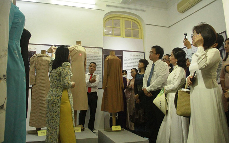 Giới thiệu đến đại biểu và khách tham quan những chiếc áo dài Huế xưa và nay. Sống động không gian trưng bày tư liệu về áo dài Huế xưa và nay -0