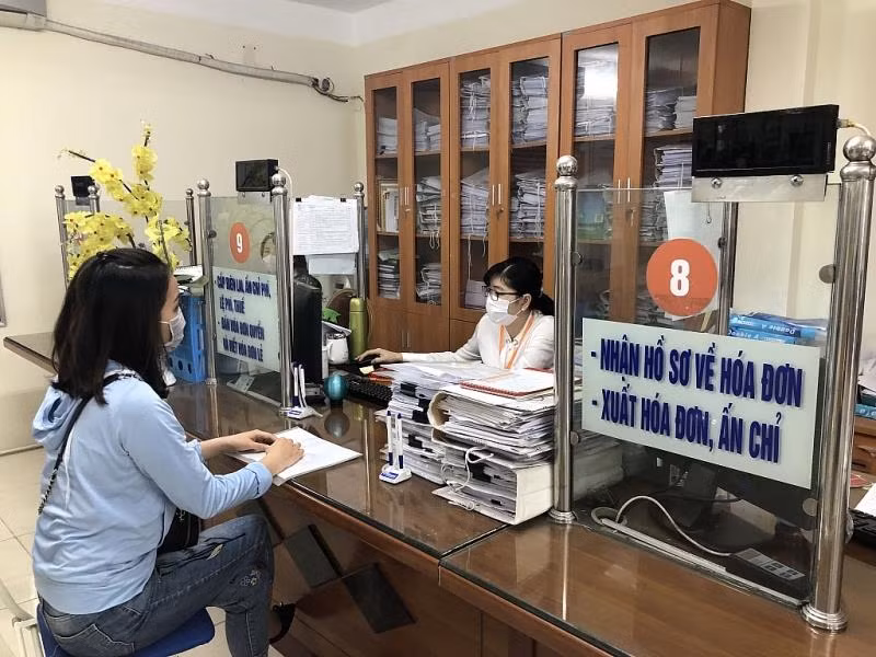 Người nộp thuế đang thực hiện quyết toán thuế tại Chi cục Thuế quận Nam Từ Liêm. (Ảnh: Thùy Linh)