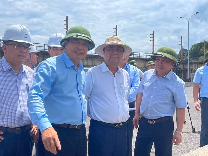 Bộ trưởng lê Minh Hoan (giữa) tại thực địa đỉnh đập Nhà máy thủy điện Hòa Bình. 