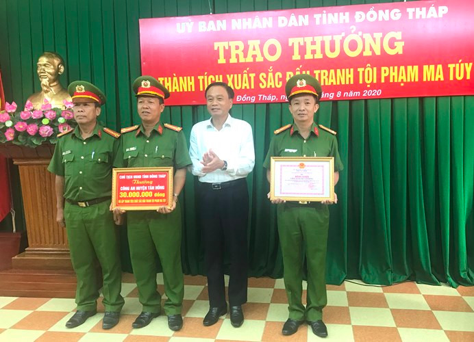 Chủ tịch UBND tỉnh Đồng Tháp Nguyễn Văn Dương khen thưởng Công an huyện Tân Hồng.