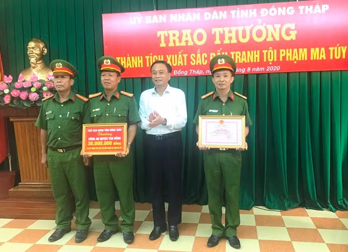 Chủ tịch UBND tỉnh Đồng Tháp Nguyễn Văn Dương khen thưởng Công an huyện Tân Hồng.