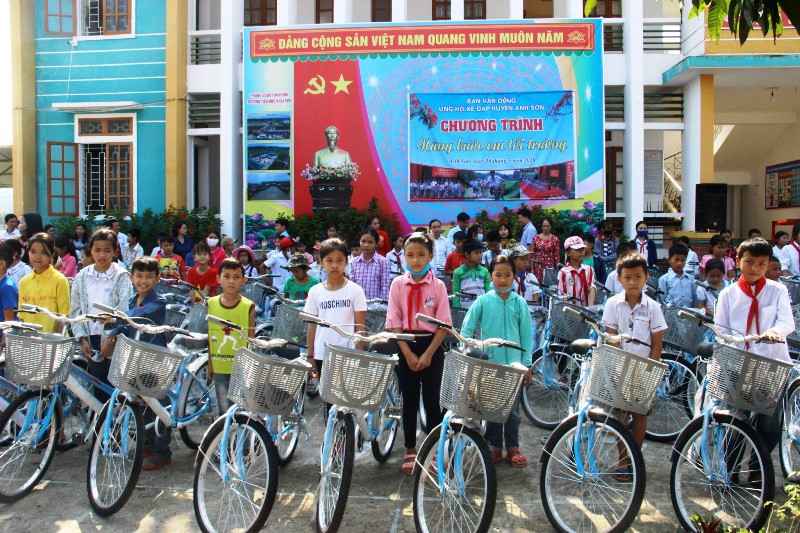 Tặng xe đạp cho học sinh có hoàn cảnh khó khăn ở Anh Sơn. Phát huy truyền thống “Xích vệ đỏ” tạo đột phá để phát triển -0