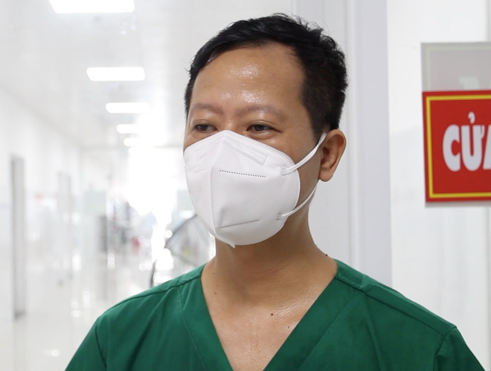 BS Vũ Văn Thành – Trưởng khoa Bệnh phổi mạn tính (Bệnh viện Phổi Trung ương), Phó Giám đốc trung tâm chia sẻ về công tác vừa điều trị hồi sức, vừa phòng vệ từ xa. Những quyết định bước ngoặt giúp giảm ca nhiễm và tử vong do Covid-19 -0