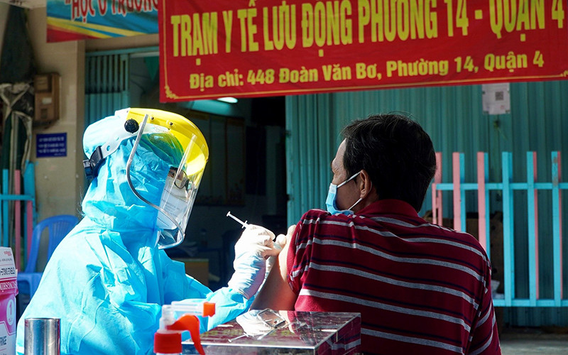 Mô hình trạm y tế lưu động đưa y tế sát gần dân tại TP Hồ Chí Minh giúp sớm phát hiện dấu hiệu chuyển nặng, xử trí kịp thời. Những quyết định bước ngoặt giúp giảm ca nhiễm và tử vong do Covid-19 -0