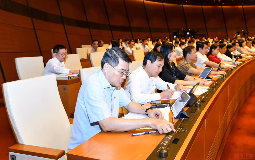 Đại biểu Quốc hội biểu quyết thông qua Nghị quyết thành lập Đoàn giám sát chuyên đề “Việc huy động, quản lý và sử dụng các nguồn lực phục vụ công tác phòng, chống dịch Covid-19; việc thực hiện chính sách, pháp luật về y tế cơ sở, y tế dự phòng”. (Ảnh: LINH NGUYÊN)