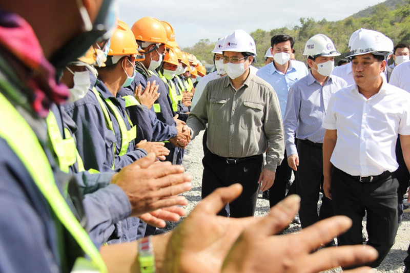 Thủ tướng Phạm Minh Chính kiểm tra hạng mục hầm Núi Vung, thuộc dự án cao tốc Cam Lâm-Vĩnh Hảo ngày 5/2. Hơn 700 km cao tốc bắc-nam sẽ triển khai thế nào? -0