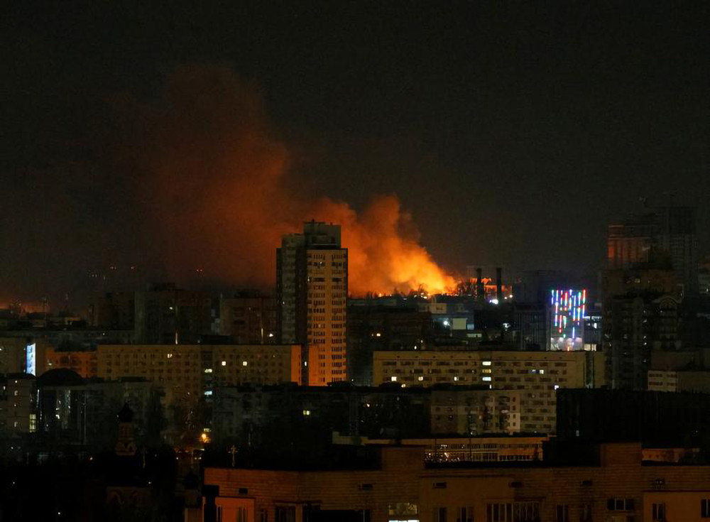 Khói lửa bốc lên trong một vụ pháo kích gần Kiev. (Ảnh: Reuters) Bảy ngày chiến sự tại Ukraine -0