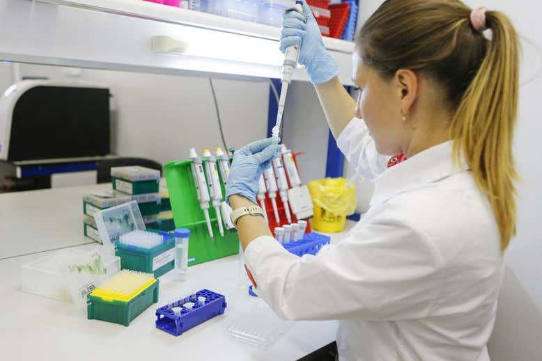 Nghiên cứu vaccine Sputnik V tại Viện Nghiên cứu Dịch tễ học và Vi sinh vật học Gamaleya, Nga.