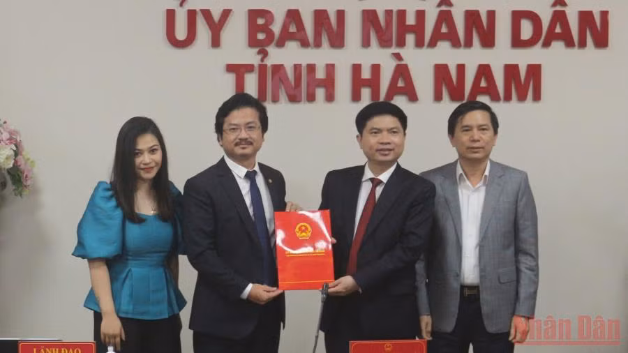 Chủ tịch UBND tỉnh Hà Nam trao giấy chứng nhận đăng ký đầu tư cho Tổ hợp Giáo dục FPT UniSchool. 