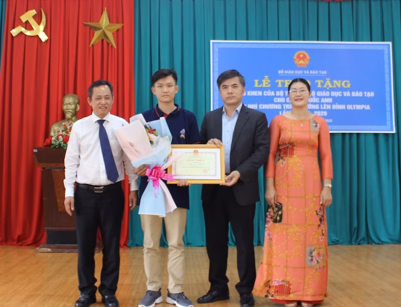 Á quân Đường lên đỉnh Olympia 2020 Vũ Quốc Anh (thứ 2 từ trái sang) cùng các thầy cô, nhận Bằng khen của Bộ trưởng GD-ĐT 