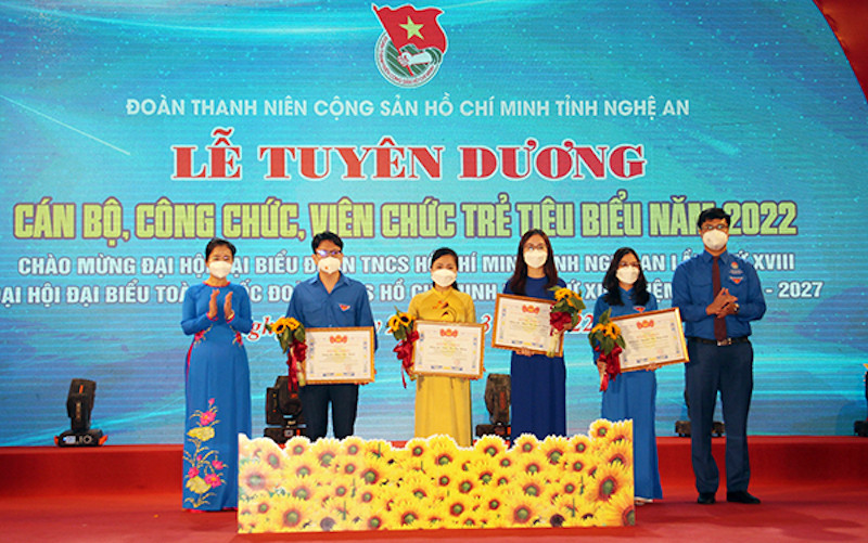 Tuyên dương cán bộ, công chức, viên chức trẻ tiêu biểu.