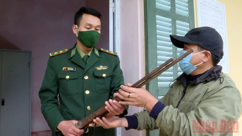 Trung úy Lương Văn Lợi vận động người dân giao nộp súng tự chế. Người con của đồng bào Thái phấn đấu vì biên cương giàu mạnh -0