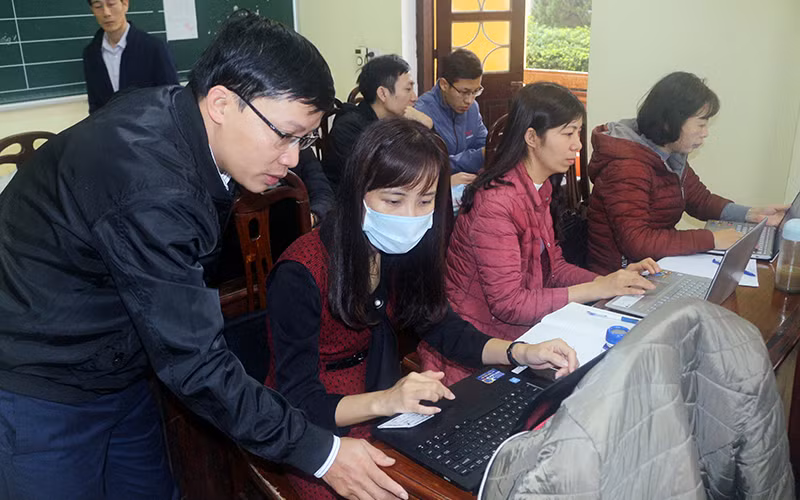 Giáo viên Trường THPT Phủ Lý A (Hà Nam) tập huấn sử dụng hệ thống dạy học trực tuyến. Ảnh: ĐẠI NGHĨA