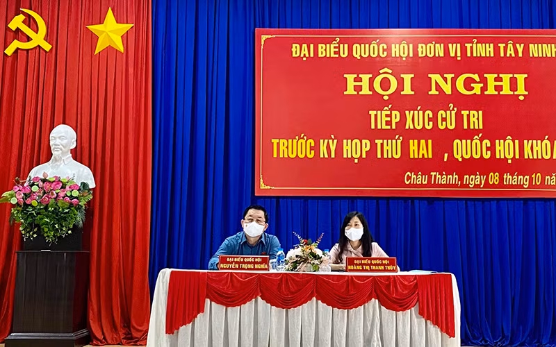 Đồng chí Nguyễn Trọng Nghĩa và đồng chí Hoàng Thị Thanh Thúy tiếp xúc cử tri sáng 8/10.