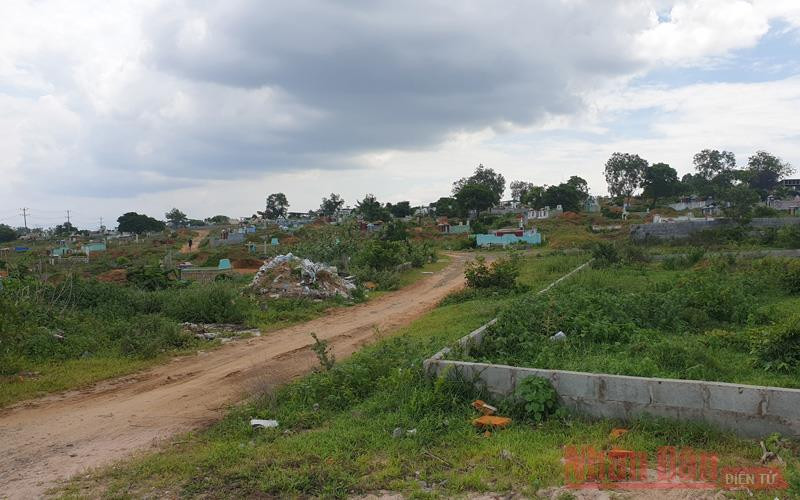 Sau hơn bốn năm được cấp Quyết định chủ trương đầu tư, diện tích đất của Dự án vẫn chỉ là khu nghĩa địa, mồ mả của người dân. Bình Thuận chấm dứt hoạt động dự án treo -0