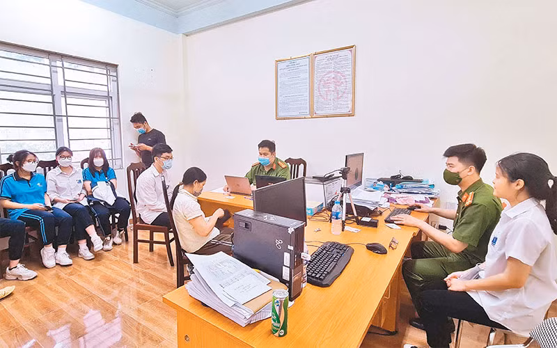 Lực lượng Công an phường Phúc Diễn (quận Bắc Từ Liêm, Hà Nội) cấp định danh điện tử cho các em học sinh. (Ảnh MINH NGỌC) 