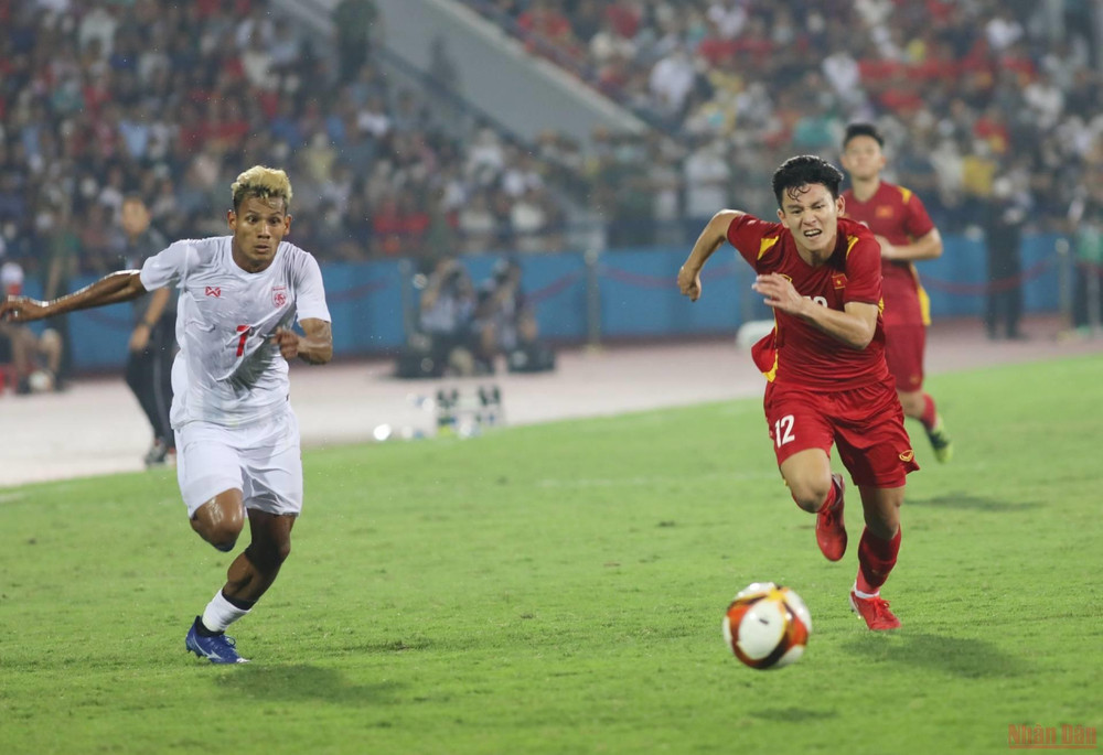 U23 Việt Nam và U23 Myanmar nhập cuộc với tốc độ cao. Những tình huống nguy hiểm diễn ra ngay từ những phút đầu. Hàng phòng ngự Myanmar áp sát các cầu thủ áo đỏ ngay từ giữa sân. (Ảnh: Khiếu Minh) Nhìn lại chiến thắng kịch tính 1-0 của U23 Việt Nam trước U23 Myanmar -0