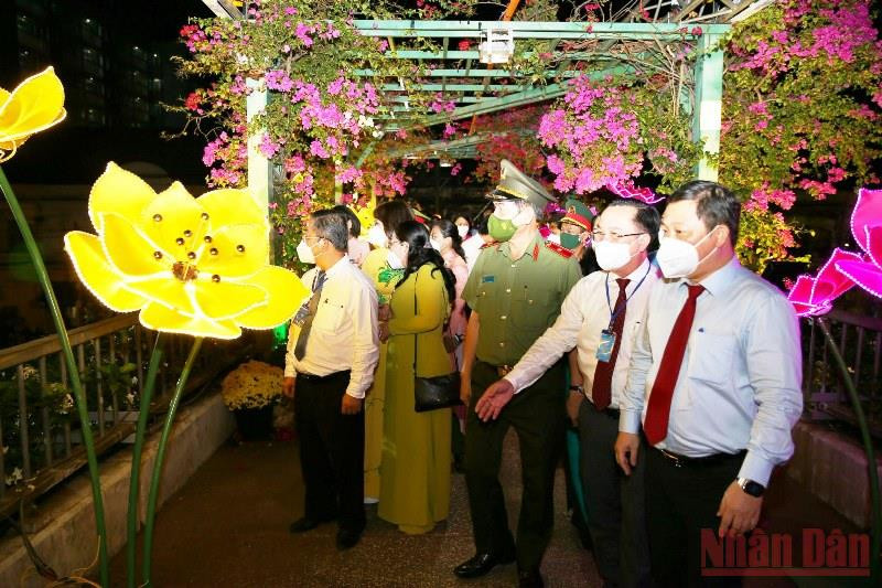 Các đại biểu tham quan Chợ hoa Xuân “Trên bến dưới thuyền”. Khai mạc Chợ hoa Xuân “Trên bến dưới thuyền” Tết Nhâm Dần 2022 -0
