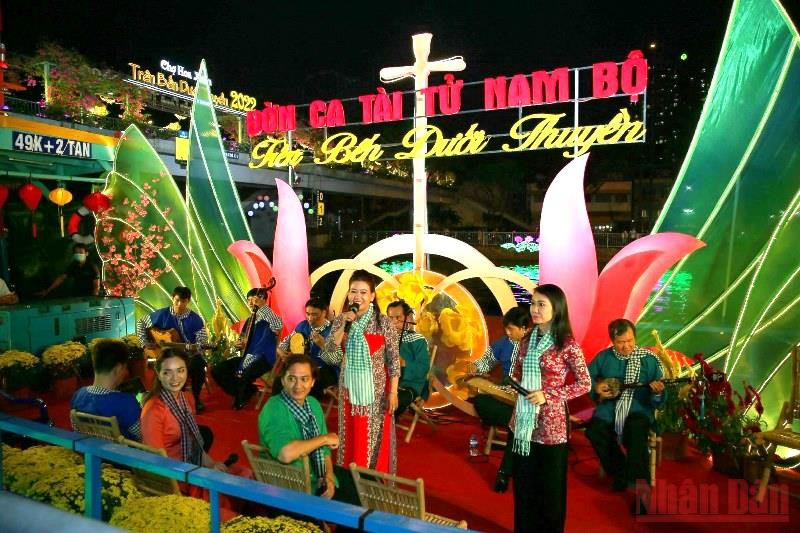 Biểu diễn Đờn ca tài tử trên thuyền. Khai mạc Chợ hoa Xuân “Trên bến dưới thuyền” Tết Nhâm Dần 2022 -0