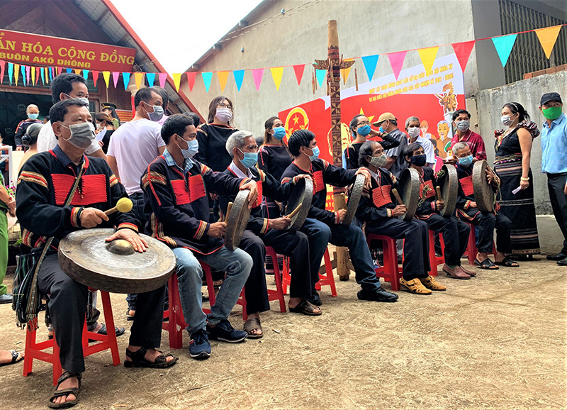 Diễn tấu cồng chiềng chào mừng Ngày hội nôn sông. Đồng bào các dân tộc Đắk Lắk nô nức trong Ngày hội non sông -0