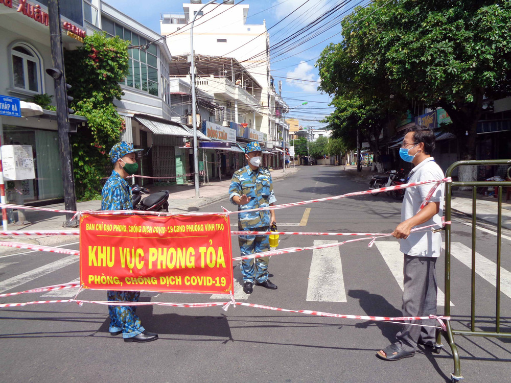Chiến sĩ Trường Sĩ quan Không quân tham gia trực chốt tại phường Vĩnh Thọ, TP Nha Trang. Quân dân phố biển chung tay chống dịch -0