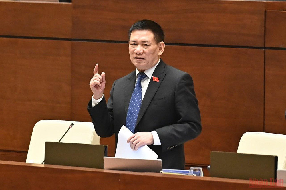 Bộ trưởng Tài chính Hồ Đức Phớc trả lời chất vấn của các đại biểu Quốc hội tại phiên chất vấn sáng 8/6. (Ảnh: LINH KHOA) Bộ trưởng Tài chính: Cổ phần hóa là để nâng cao năng lực sản xuất của doanh nghiệp -0
