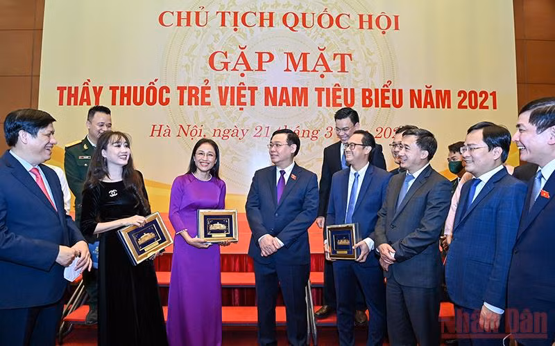 Chủ tịch Quốc hội Vương Đình Huệ với các thầy thuốc trẻ tiêu biểu tại buổi gặp mặt. (Ảnh: Duy Linh)