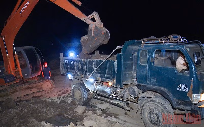 Các đối tượng khai thác đất trái phép bị bắt giữ.