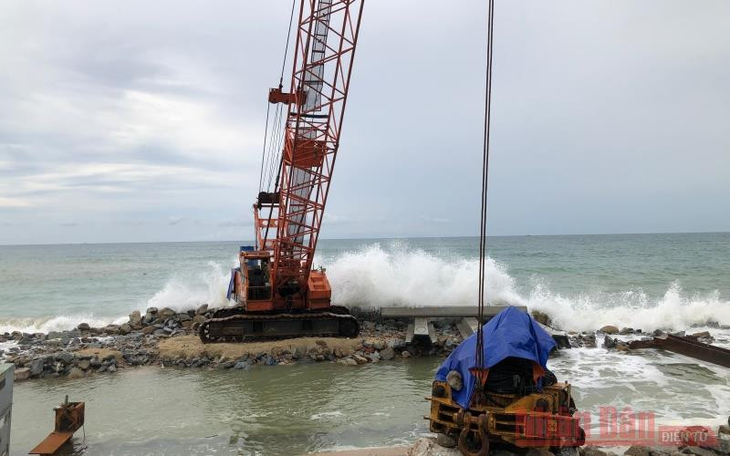 Đơn vị thi công công trình Chống sạt lở bờ biển Sa Huỳnh cẩu thiết bị sóng đánh chìm do biển động. Công trình đầu tư theo lệnh khẩn cấp, hơn 1.000 m tuyến đê kè trọng yếu bảo vệ hàng trăm hộ dân ven biển. Gỡ khó cho bà con vùng dịch Quảng Ngãi -0