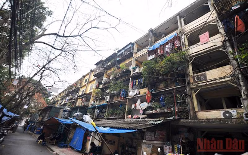 Nhà C8 tập thể Giảng Võ bị xuống cấp nghiêm trọng. (Ảnh: Duy Linh)