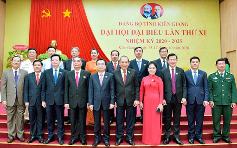 Đồng chí Trương Hòa Bình chụp ảnh lưu niệm với các đại biểu tham dự Đại hội. HD_5-1602822023761.jpg