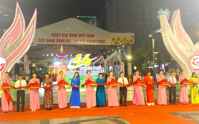 Các đại biểu cắt băng khai mạc Ngày hội Thành phố Hồ Chí Minh.