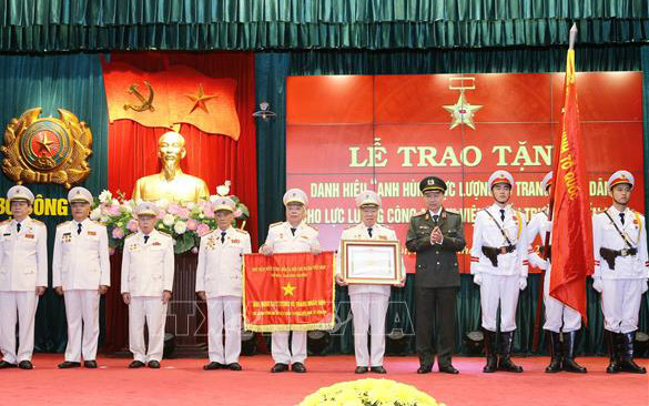 Ảnh minh họa: Trao Danh hiệu Anh hùng lực lượng vũ trang nhân dân cho lực lượng Công an chi viện chiến trường miền nam. (Ảnh: TTXVN)