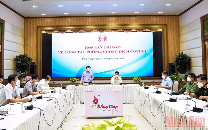 Phó Bí thư Thường trực Tỉnh ủy Đồng Tháp Phan Văn Thắng phát biểu tại cuộc họp Ban Chỉ đạo phòng, chống dịch Covid-19, ngày 4/10.