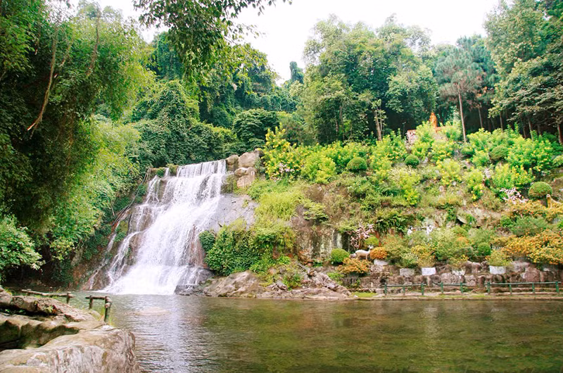 Cảnh quan thiên nhiên tại Ao Vua thích hợp cho những kỳ nghỉ cuối tuần khi mùa hè bắt đầu.