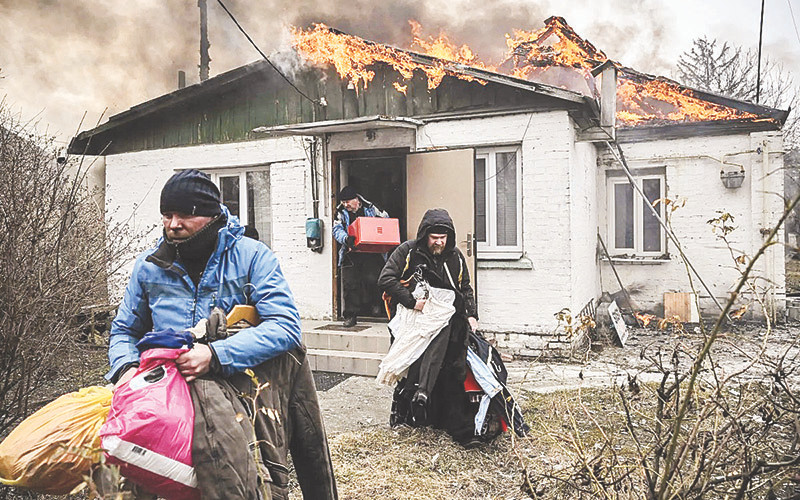 Ảnh trong bài: Người dân Ukraine phải sơ tán do xung đột vũ trang. Ảnh | New York Times Châu Âu: Làn sóng tị nạn dâng cao -0