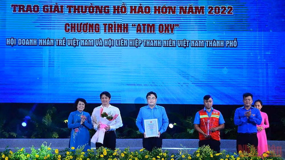 Trao giải cho các đơn vị đạt giải thưởng Hồ Hảo Hớn năm 2021.