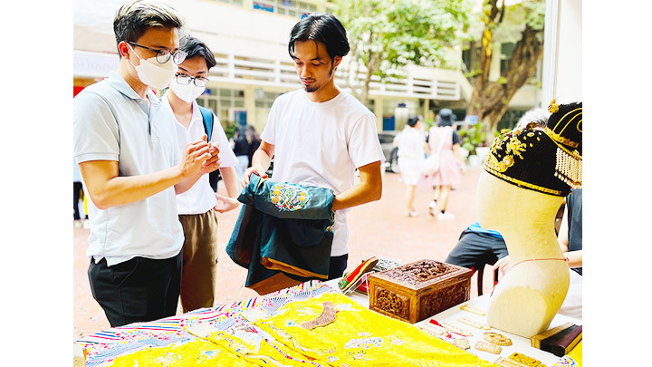 Nhà sáng lập Chiêu Minh Các Dương Phạm Trí giới thiệu về những hoa văn trên cổ phục. Việt phục cổ trên hành trình trở lại -0